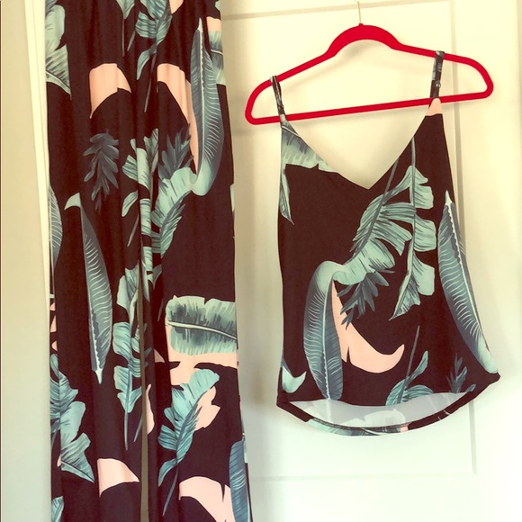 Pants - Super cute vacation set. Two piece navy floral.